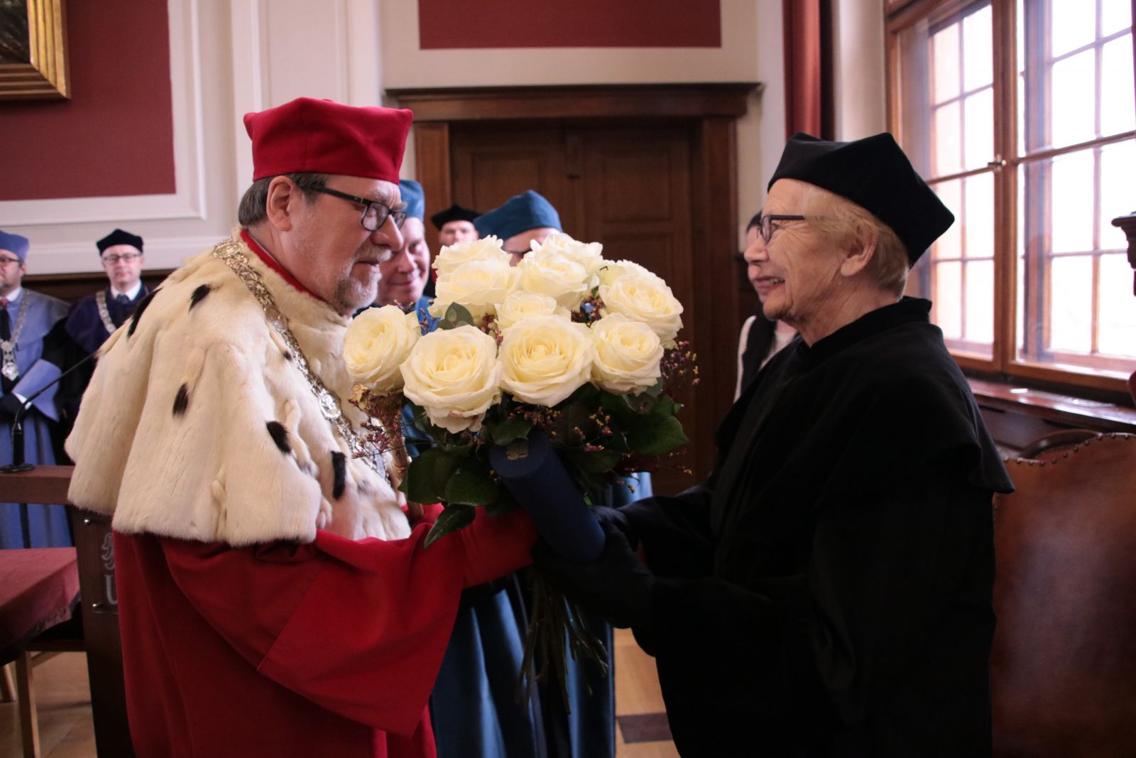 Rektor wręcza kwiaty prof. Marii Kujawskiej