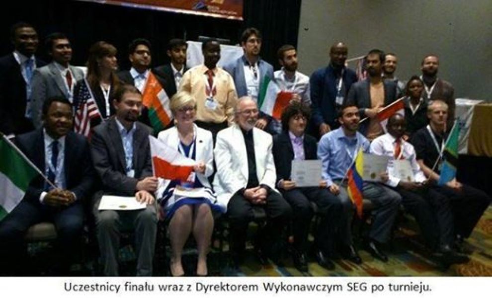 Fot. Polski duet studentów po raz pierwszy w historii wywalczył zwycięstwo, pokonując uczestników konkursu z całego świata! Na zdjęciu zwycięzcy dumnie prezentują flagę polską na międzynarodowym podium.