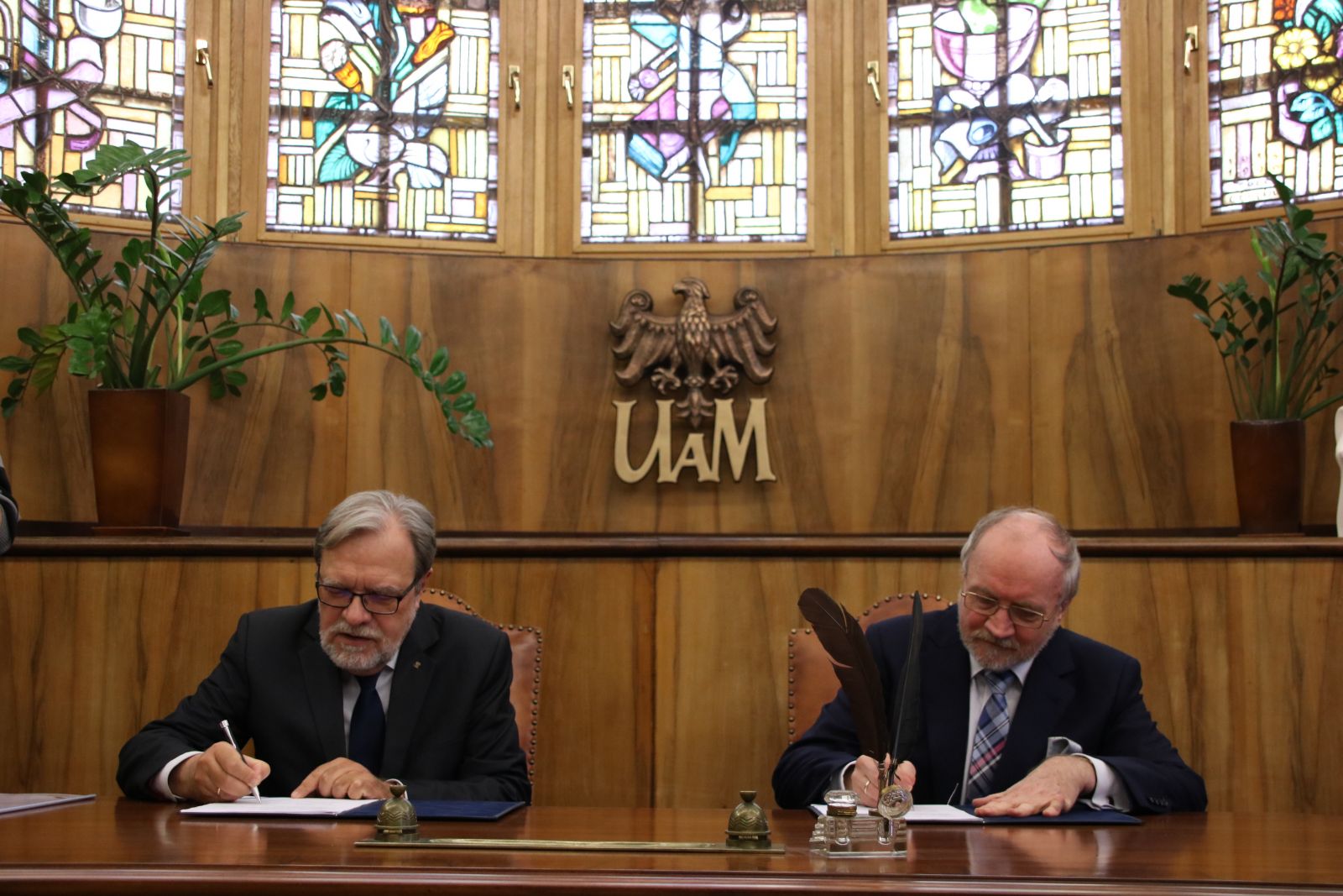 JM Rektor UAM, prof. Andrzej Lesicki oraz Prezes Zarządu Fundacji UAM prof. Jacek Guliński podpisują porozumienie