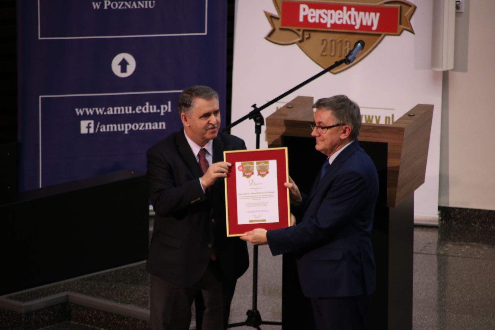 Prorektor UAM prof. Tadeusz Wallas odbiera z rąk Prezesa Fundacji Waldemara Siwińskiego symboliczny dyplom dla uczelni