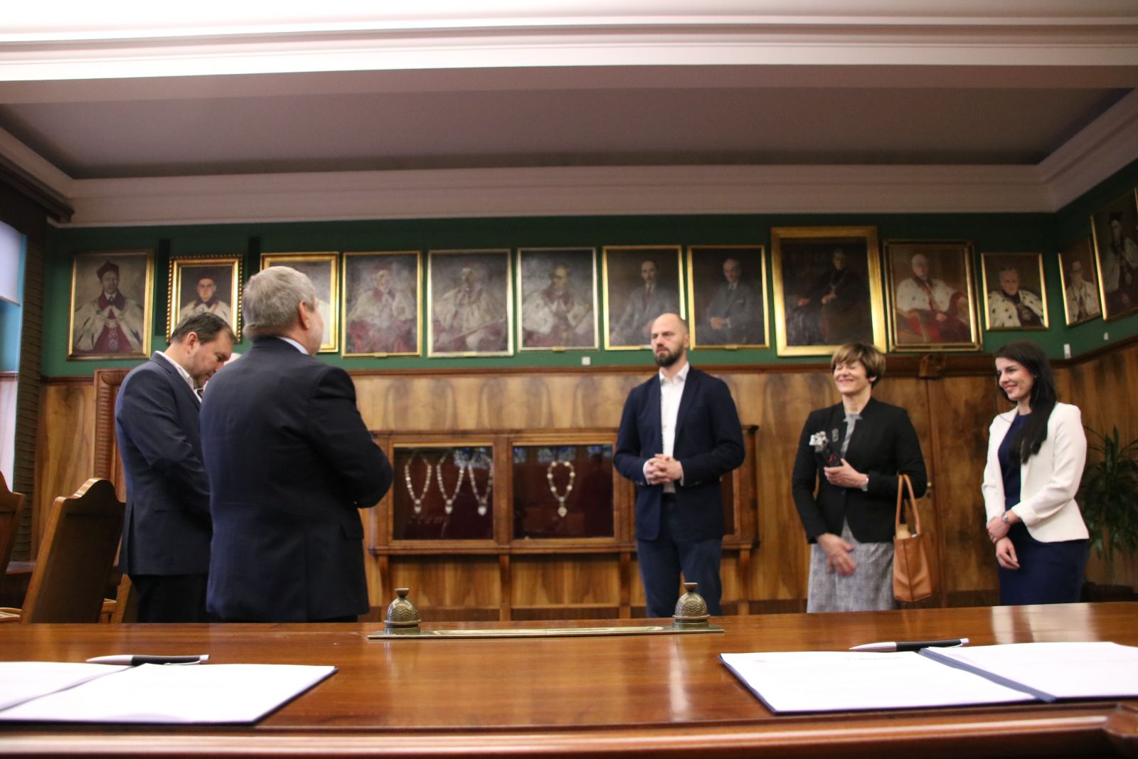 Podpisanie umowy o współpracy pomiędzy UAM a firmą Beyond.pl odbyło się w Gabinecie Rektora