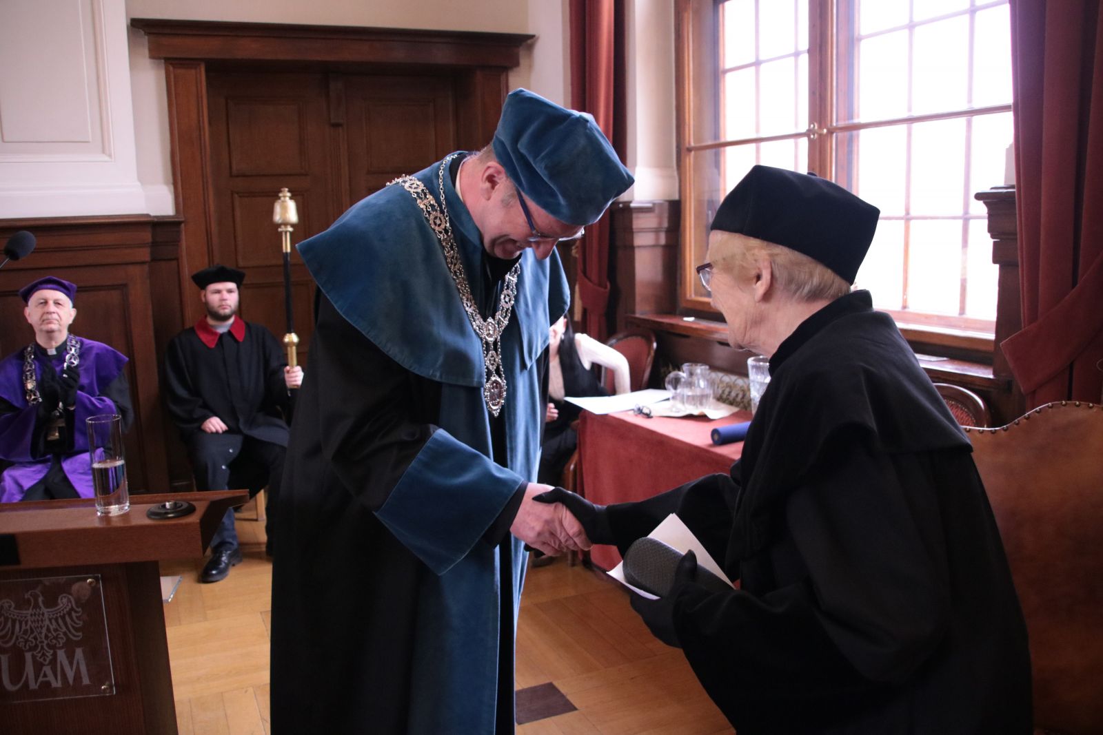 Prof. Maria Kujawska odbiera gratulacje