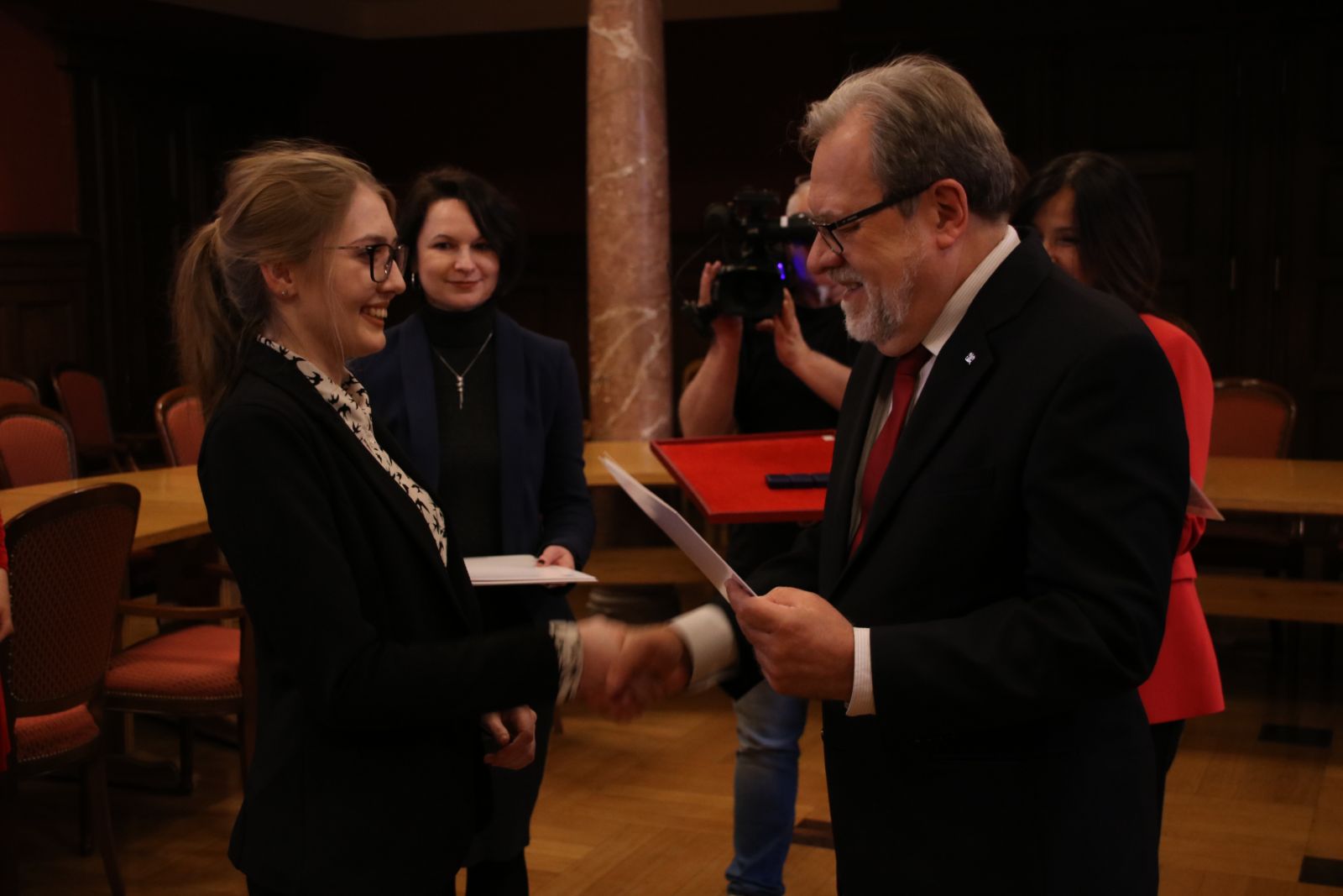 JM Rektor UAM prof. dr hab. Andrzej Lesicki wręcza nagrody laureatom konkursu BESTStudentGRANT