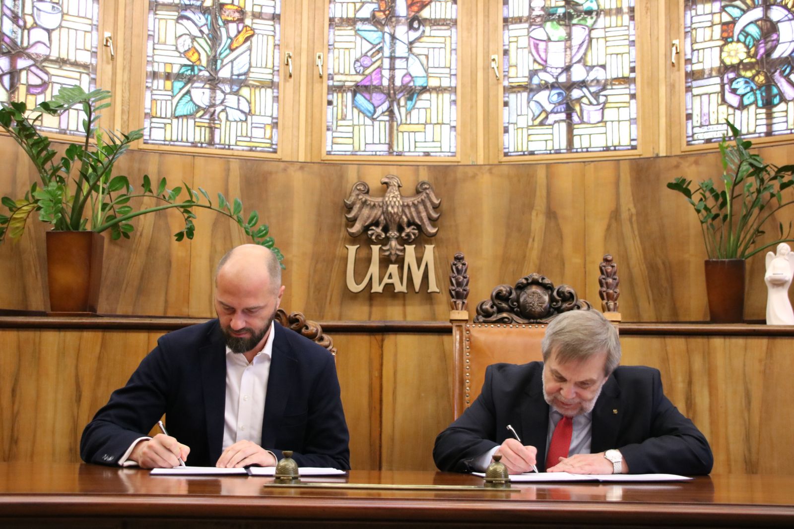 Umowę podpisali prorektor UAM, prof. Marek Nawrocki oraz prezes Michał Grzybkowski