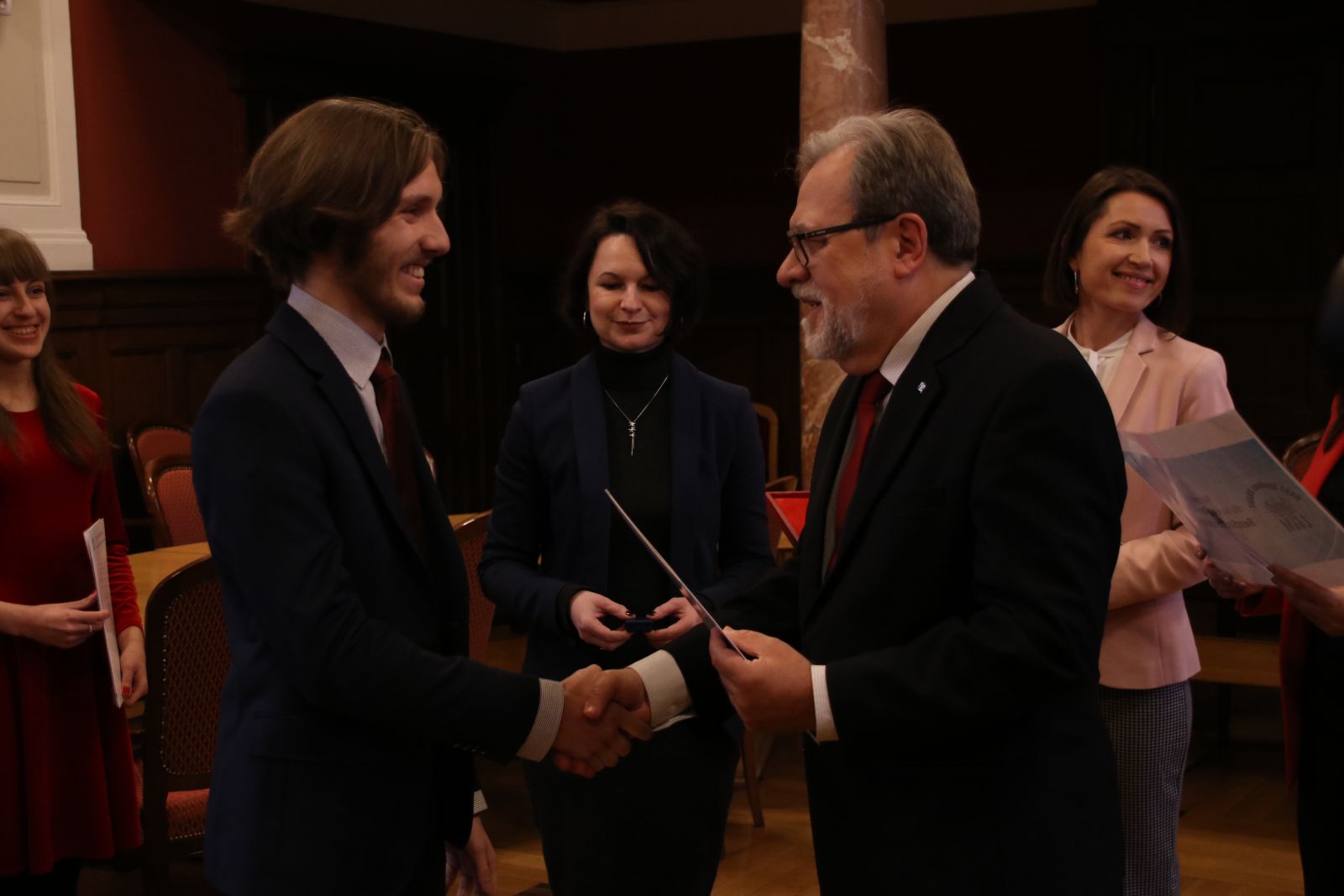 JM Rektor UAM prof. dr hab. Andrzej Lesicki wręcza nagrody zwycięzcom konkursu BESTStudentGRANT