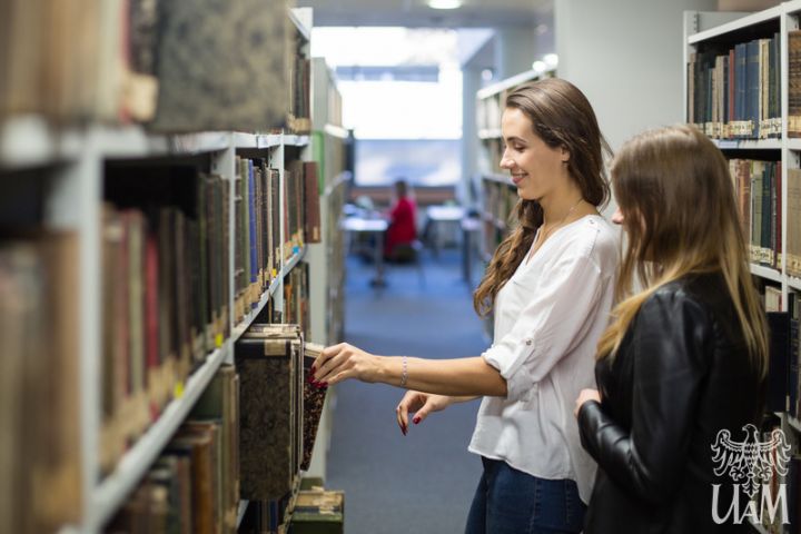 Studenci UAM w bibliotece wydziałowej.