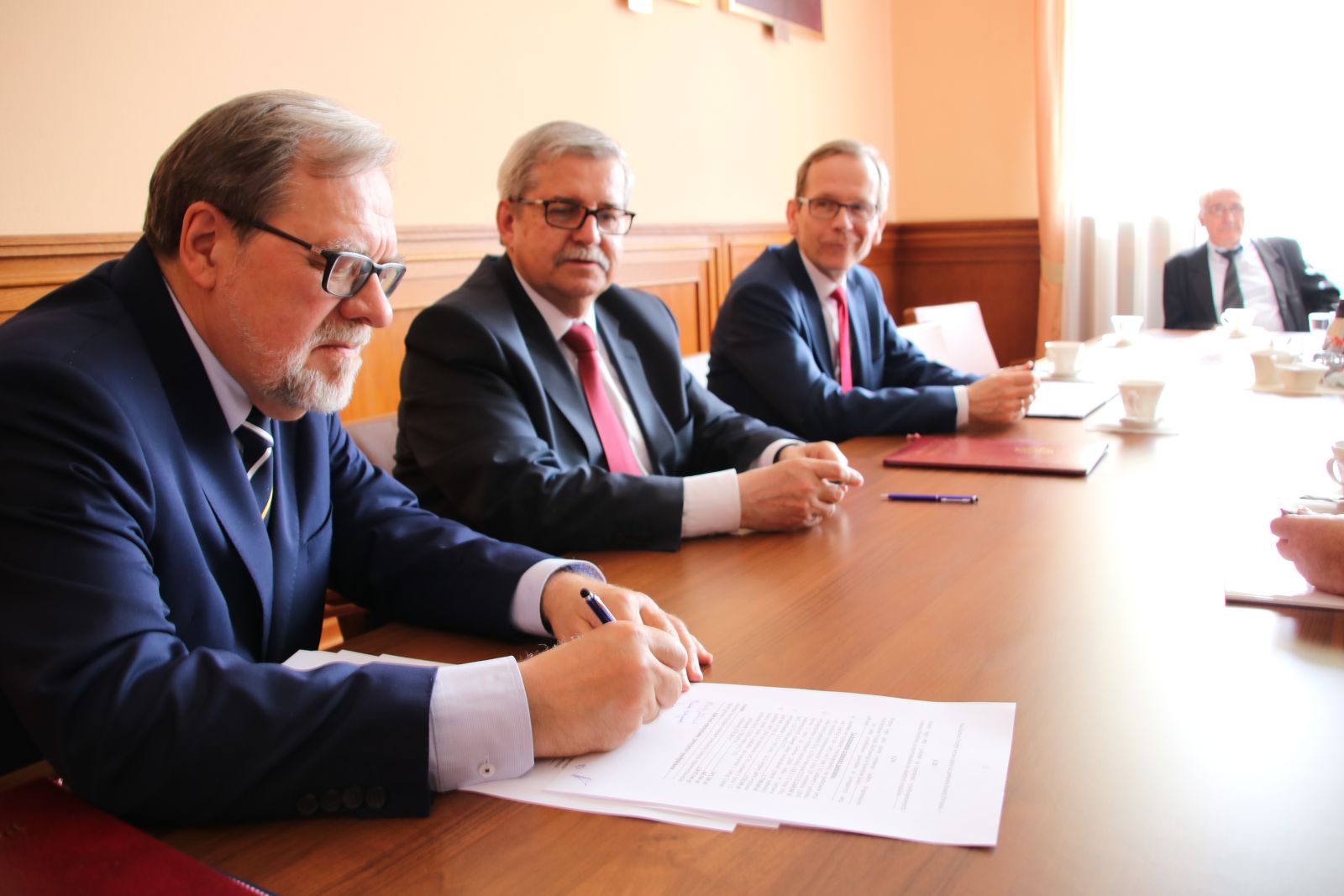 Podpisywanie umowy - Rektor UAM