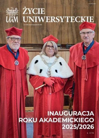 Okładka czasopisma „Życie Uniwersyteckie” z października 2025 r., poświęcona inauguracji roku akademickiego 2025/2026. Na zdjęciu trójka profesorów w czerwonych togach i biretach, w centrum rektor UAM w stroju z białym gronostajowym mucetem.