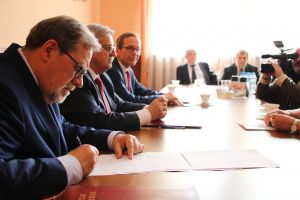 Podpisywanie umowy - Rektor prof. Andrzej Lesicki