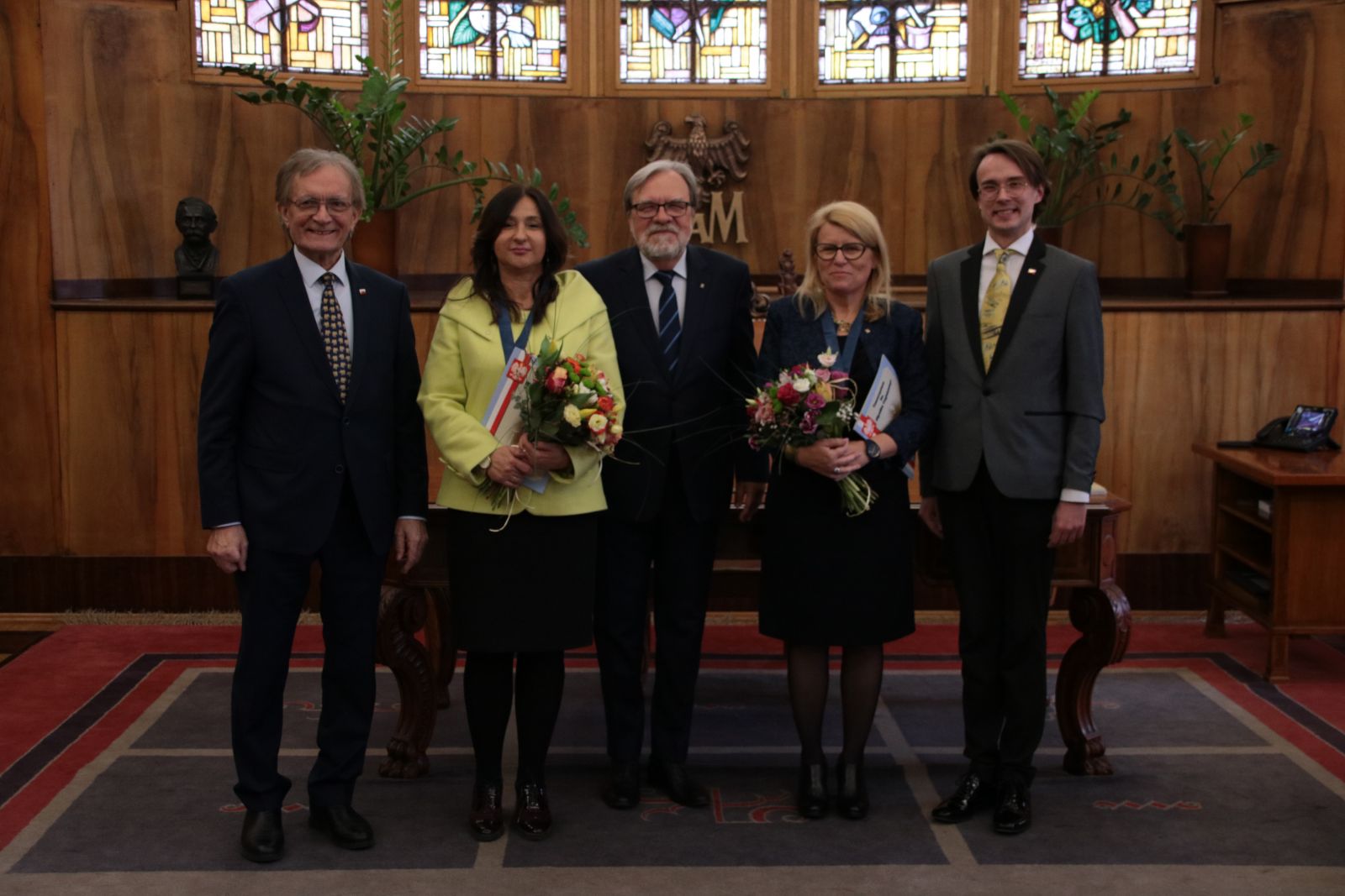 Uhonorowane medalami Labor Omnia Vincit prorektor prof. Bogumiła Kaniewska oraz prorektor prof. Beata Mikołajczyk wraz z Rektorem UAM prof. Andrzejem Lesickim oraz dr. Marianem Królem
