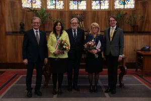 Uhonorowane medalami Labor Omnia Vincit prorektor prof. Bogumiła Kaniewska oraz prorektor prof. Beata Mikołajczyk wraz z Rektorem UAM prof. Andrzejem Lesickim oraz dr. Marianem Królem