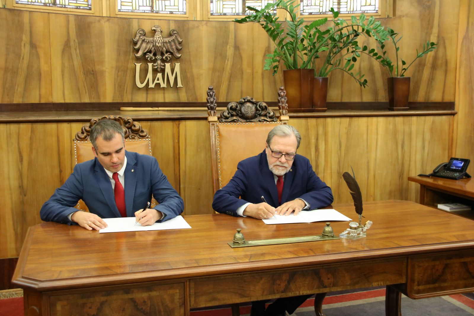 Rektor UAM prof. Andrzej Lesicki oraz prezes Klubu Uczelnianego AZS UAM Andrzej Witkowski podpisują porozumienie dotyczące współpracy