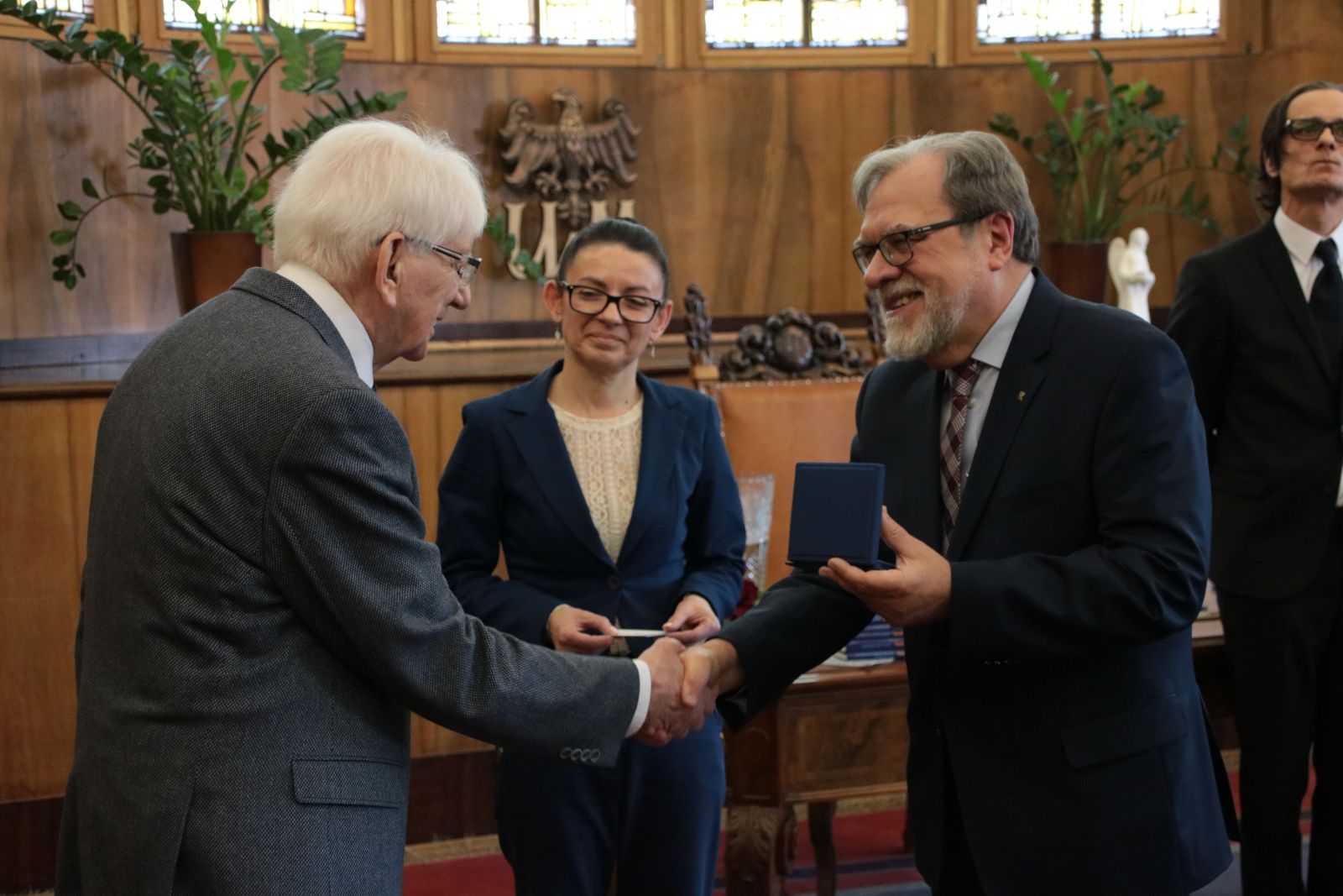 Zdjęcie - Rektor UAM wręcza medal Homini Vere Academico