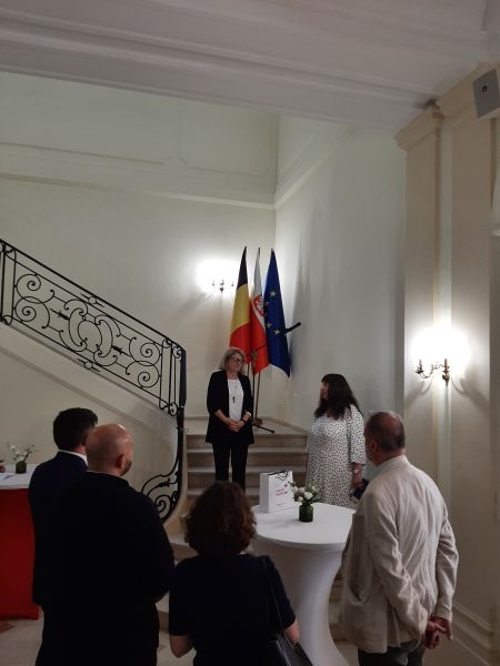 JMR prof. Bogumiła Kaniewska na schodach, dookoła niej uczestnicy wydarzenia.