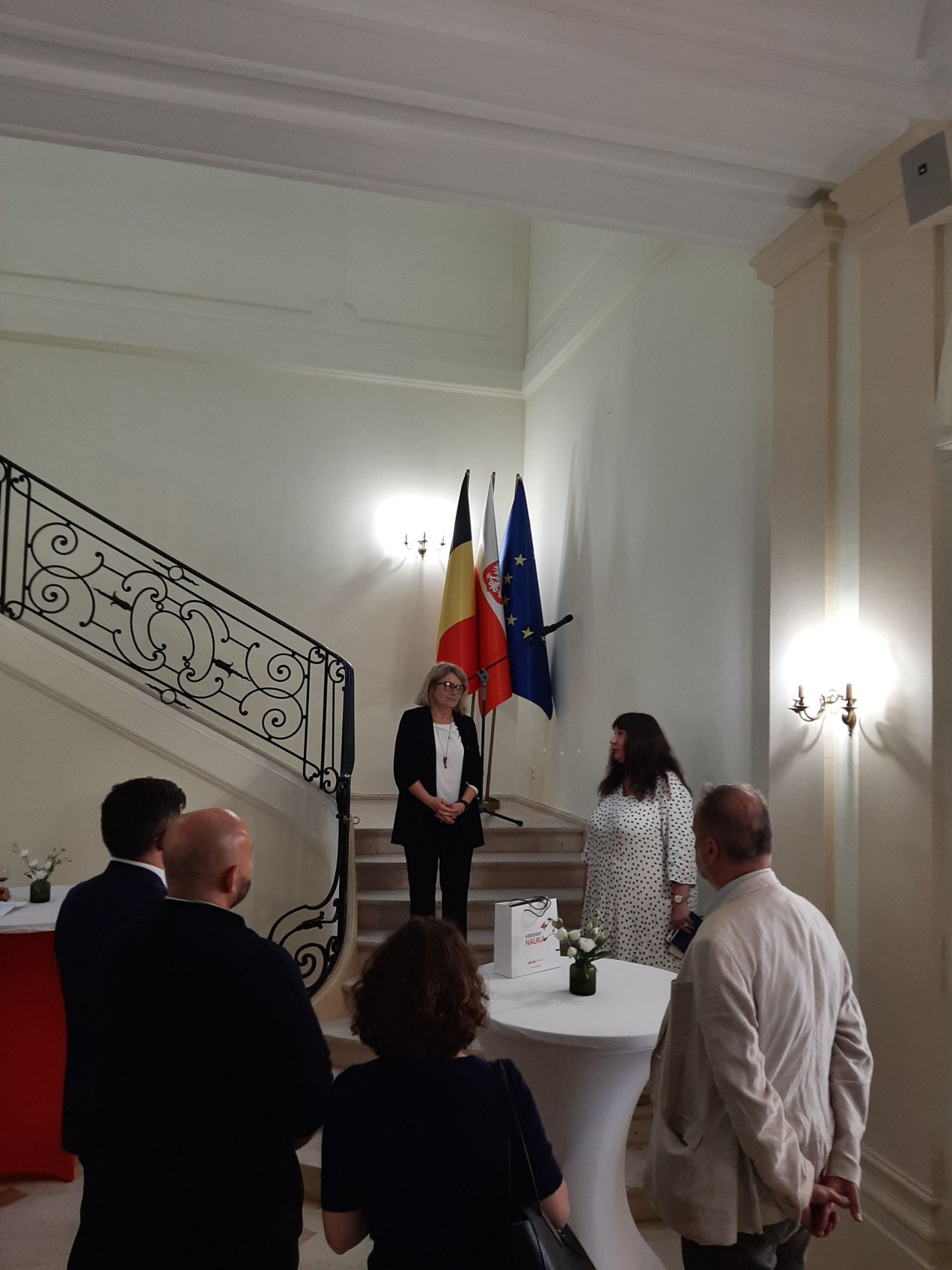 JMR prof. Bogumiła Kaniewska na schodach, dookoła niej uczestnicy wydarzenia.