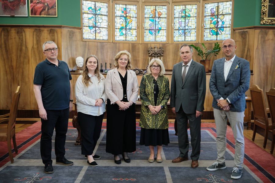 Zdjęcie grupowe delegacji oraz przedstawicieli UAM