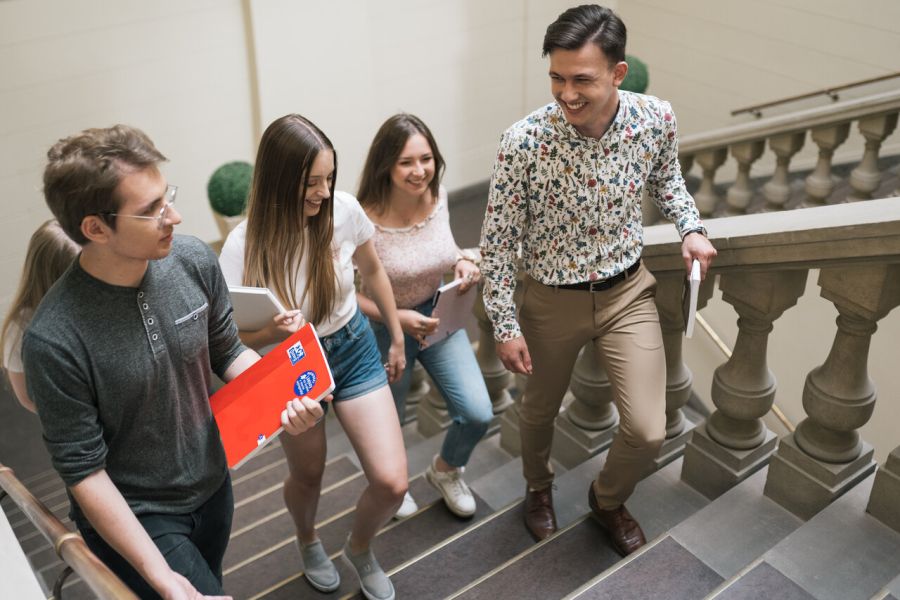 Grupa studentów idzie po schodach
