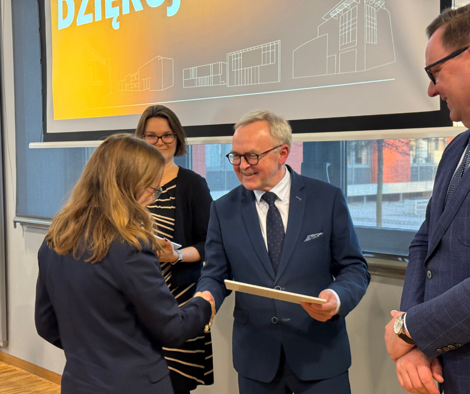 Prof. Hieronim Maciejewski wręcza stypendium