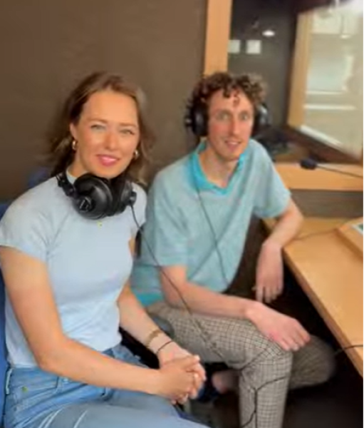 dwoje studentów w sali z kabinami do tłumaczenia