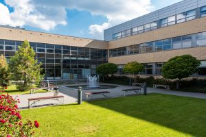 Patio budynku WNPiD UAM