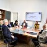 Spotkanie przy stole konferencyjnym