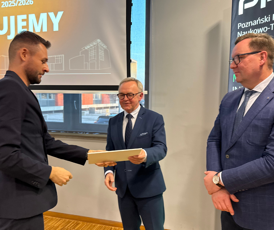 Prof. Hieronim Maciejewski wręcza stypendium