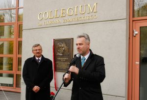 Rektor i wnuk Floriana Znanieckiego odsłaniają tablicę. Fot. Maciej Męczyński - Życie Uniwersyteckie