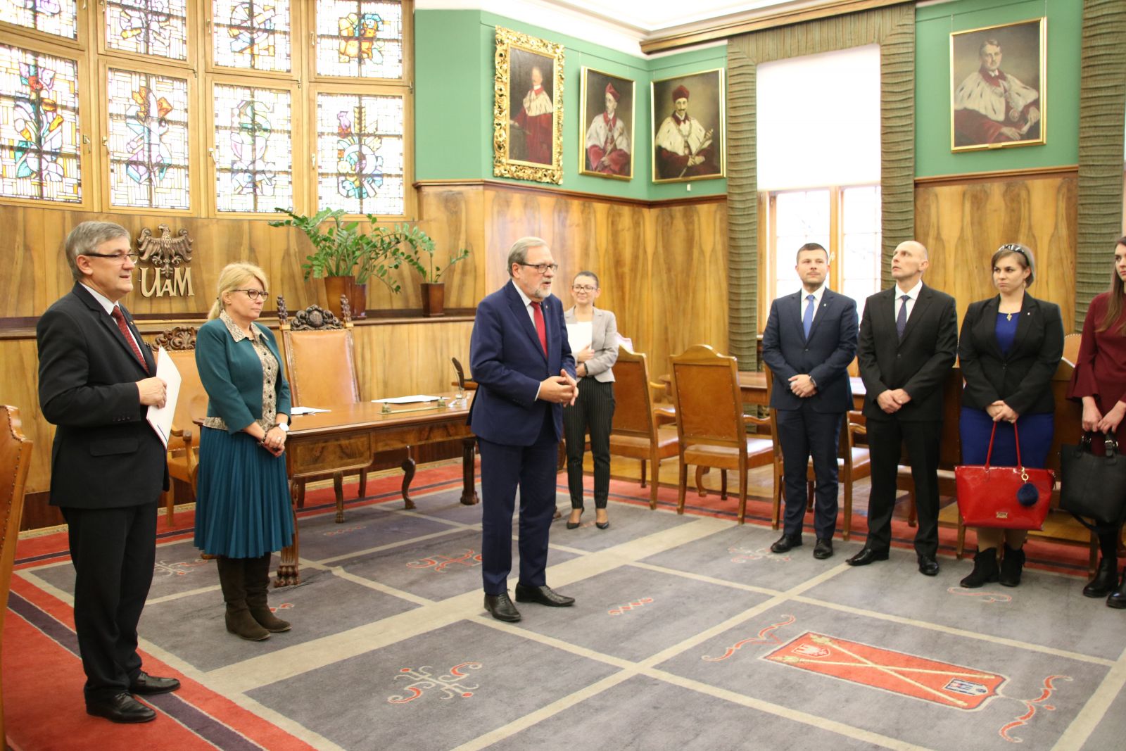 Jego Magnificencja Rektor UAM prof. Andrzej Lesicki gratuluje najlepszym studentom-sportowcom