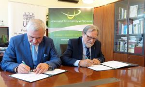 Rektor Uniwersytetu Przyrodniczego w Poznaniu prof. dr hab. Jan Pikul oraz Rektor Uniwersytetu im. Adama Mickiewicza w Poznaniu prof. UAM dr hab. Andrzej Lesicki podpisują umowę o utworzeniu kierunku ochrona przyrody i edukacja przyrodniczo-leśna