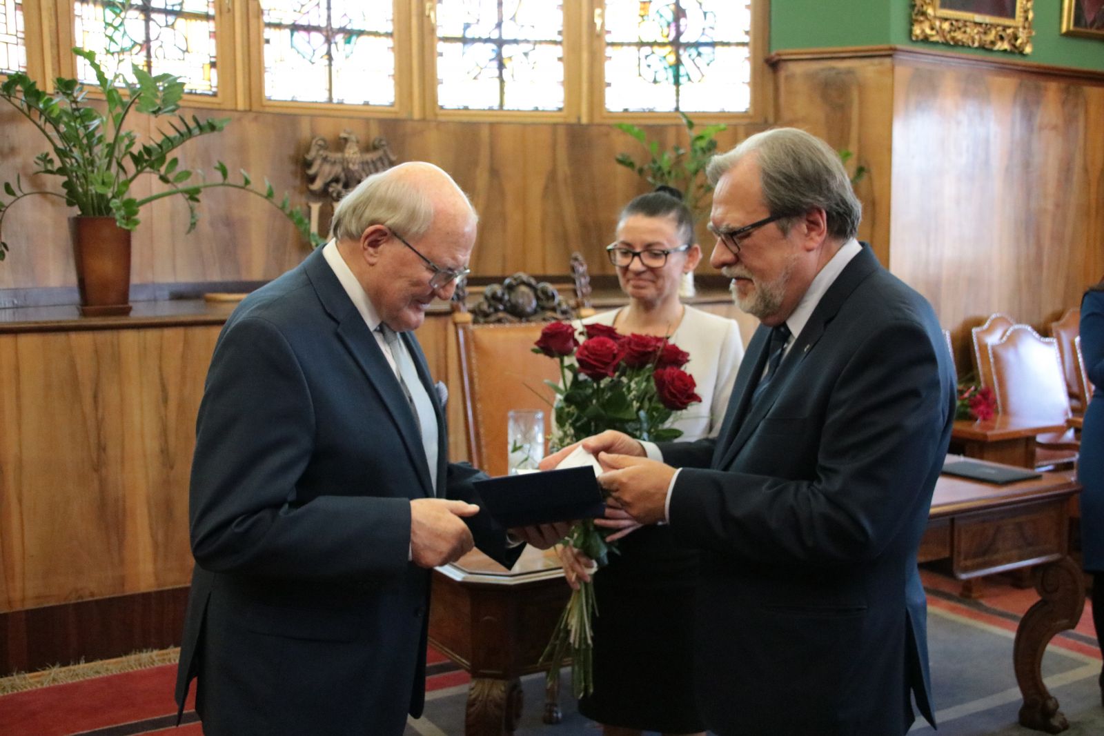 Prof. Andrzej Legocki odbiera medal z rąk JM Rektora UAM prof. Andrzeja Lesickiego