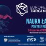 Plakat wydarzenia „Europejskie Targi Nauki” z hasłem „Nauka łączy, pomysły rozwijają”. Termin: 3–6 czerwca 2025, Poznań, Międzynarodowe Targi Poznańskie, pawilon nr 3. W tle stylizowana kula ziemska i geometryczne struktury. Organizatorzy: Grupa MTP i Uniwersytet im. Adama Mickiewicza w Poznaniu. Partner: Ministerstwo Nauki i Szkolnictwa Wyższego.
