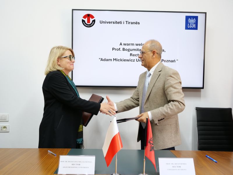 Rektorka UAM i Rektor Uniwersytetu Tirańskiego podają sobie ręce