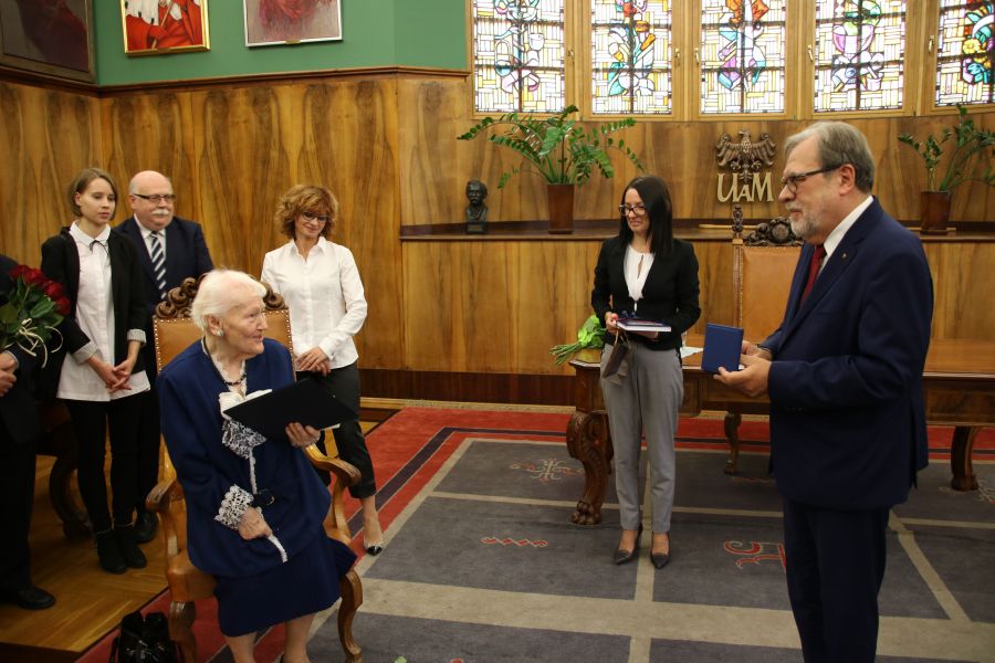 Wręczenie medalu prof. Krystynie Daszkiewicz