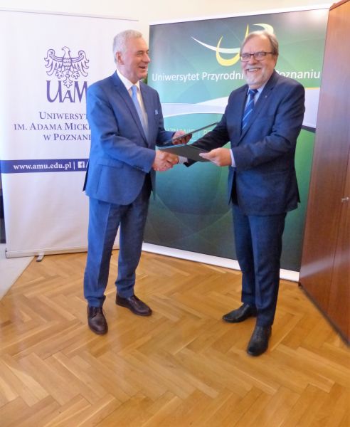 Rektor Uniwersytetu Przyrodniczego w Poznaniu prof. dr hab. Jan Pikul oraz Rektor Uniwersytetu im. Adama Mickiewicza w Poznaniu prof. UAM dr hab. Andrzej Lesicki po podpisaniu umowy o utworzeniu kierunku ochrona przyrody i edukacja przyrodniczo-leśna