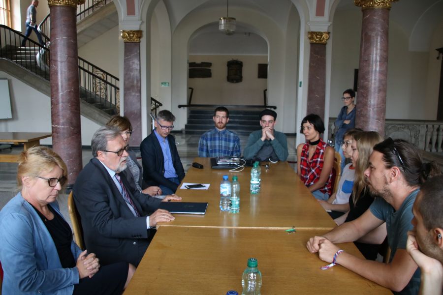 Rektor UAM prof. Andrzej Lesicki spotkał się z osobami prowadzącymi strajk okupacyjny