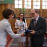 Pani Małgorzata Dembska odbiera medal Alumno Bene Merenti z rąk JM Rektora UAM, prof. Andrzeja Lesickiego