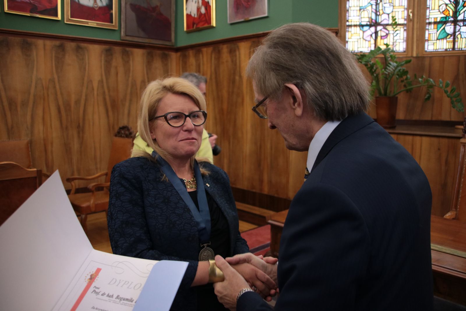 Dr Marian Król składa gratulacje prof. Bogumile Kaniewskiej