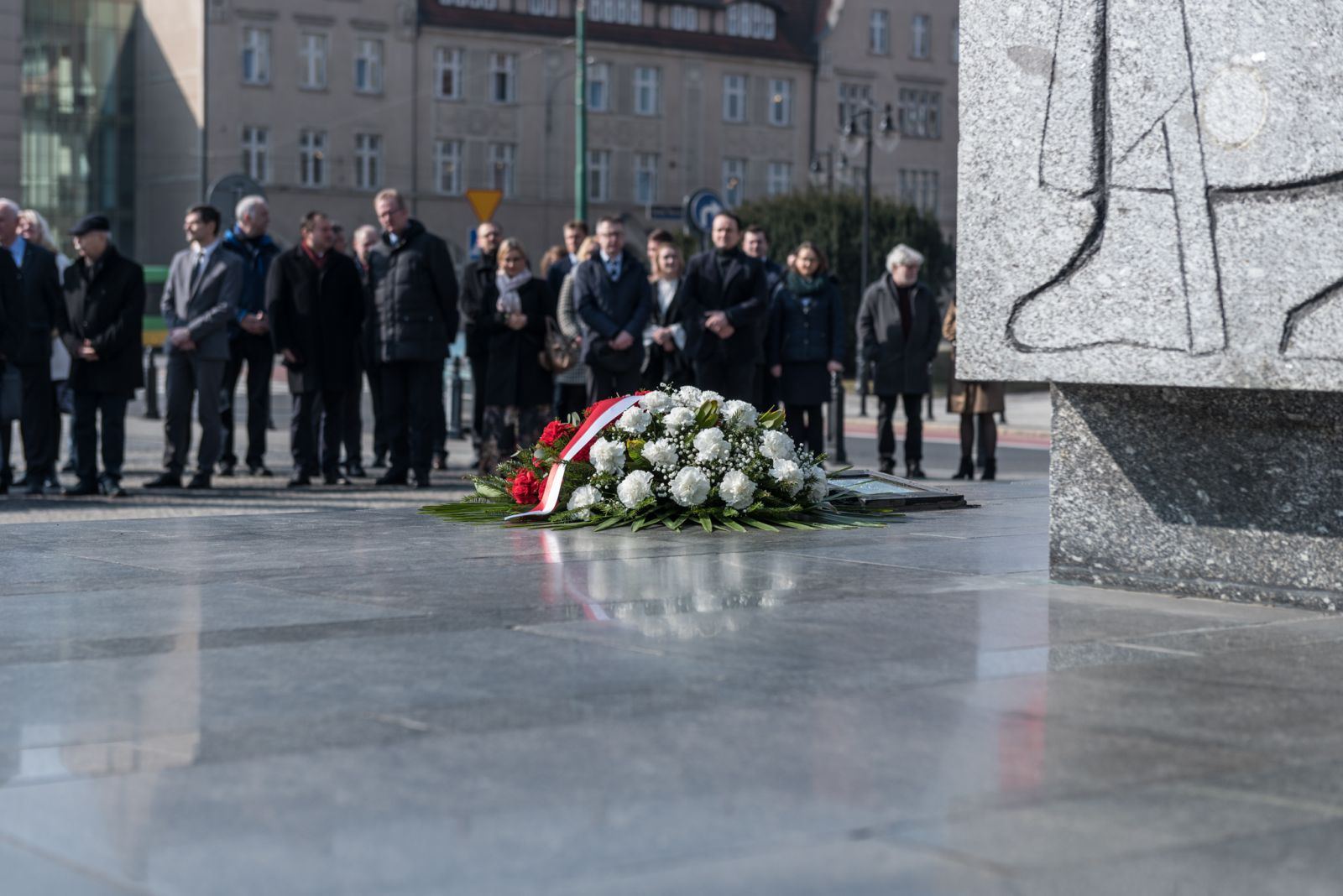 Kwiaty złożone pod pomnikiem Adama Mickiewicza