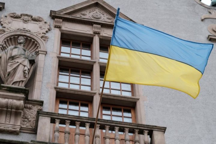 Flaga Ukrainy zawieszona na budynku Rektoratu UAM