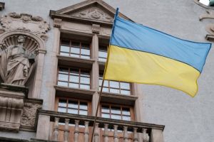 Flaga Ukrainy zawieszona na budynku Rektoratu UAM