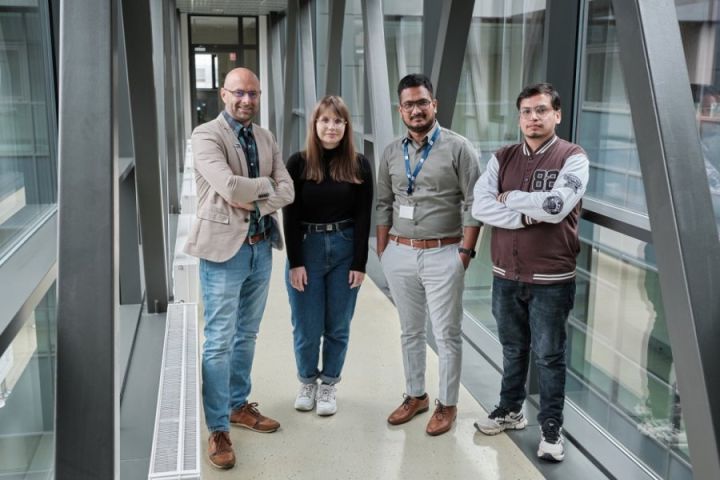 Zespół naukowców z CZT UAM, od lewej: prof. Artur R. Stefankiewicz, Agnieszka Bajer, dr Venkateswarulu Mangili, Sidharth Walia