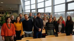 Sztuczna inteligencja i walka z dezinformacją w edukacji. UAM liderem międzynarodowego projektu Erasmus+