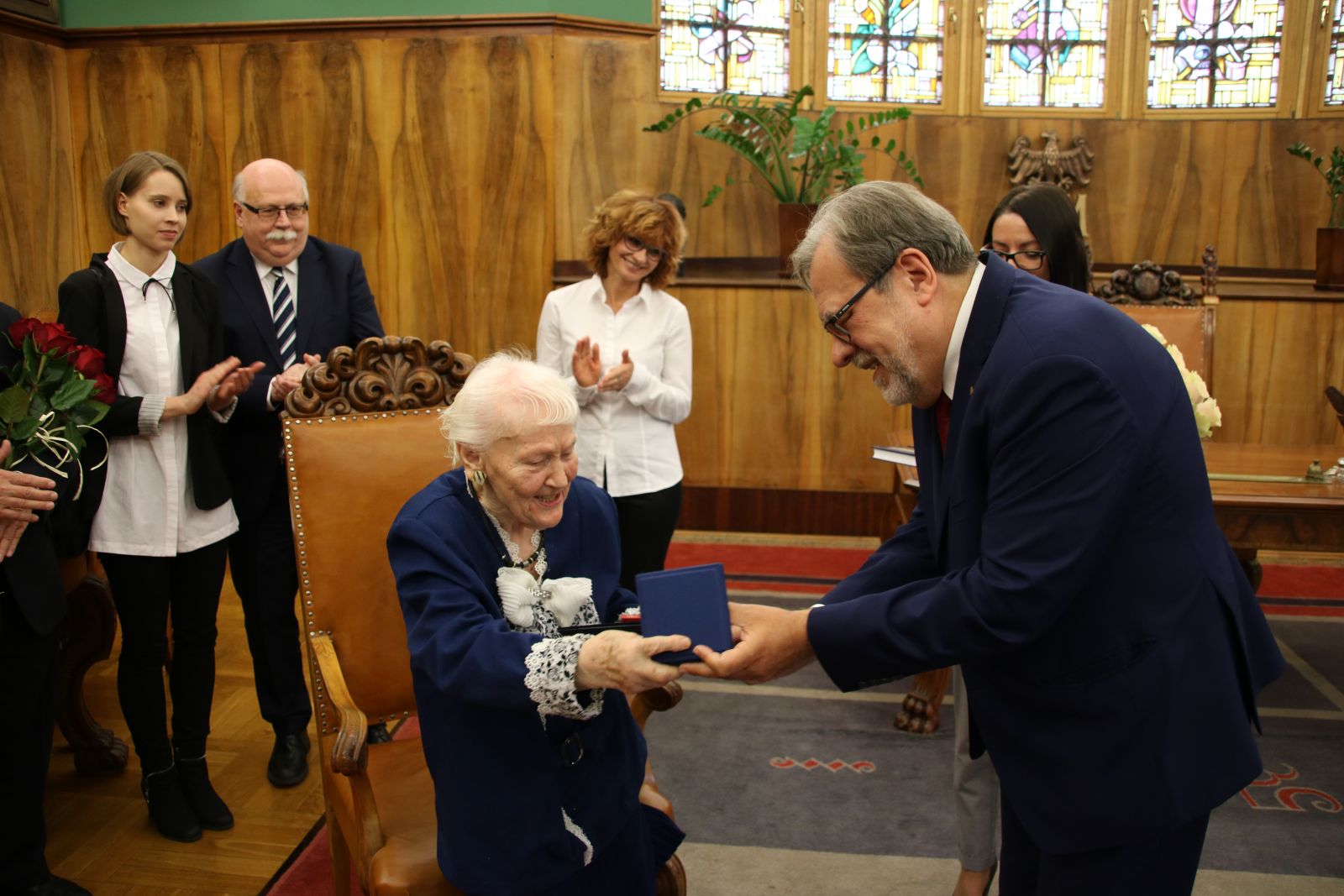Rektor UAM prof. Andrzej Lesicki wręcza medal prof. Krystynie Daszkiewicz