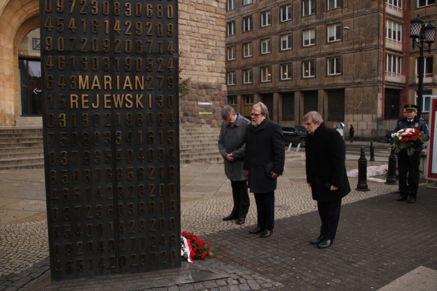 Rektorzy UAM składają kwiaty pod pomnikiem poznańskich kryptologów