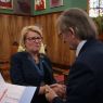Dr Marian Król składa gratulacje prof. Bogumile Kaniewskiej