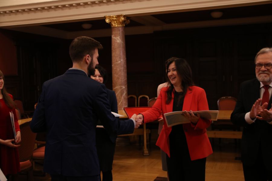 Prof. dr hab. Beata Mikołajczyk oraz JM Rektor UAM prof. dr hab. Andrzej Lesicki gratulują laureatom konkursu BESTStudentGRANT