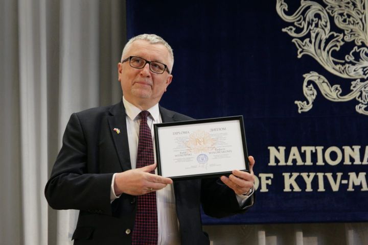 Prof. Rafał Witkowski z dyplomem