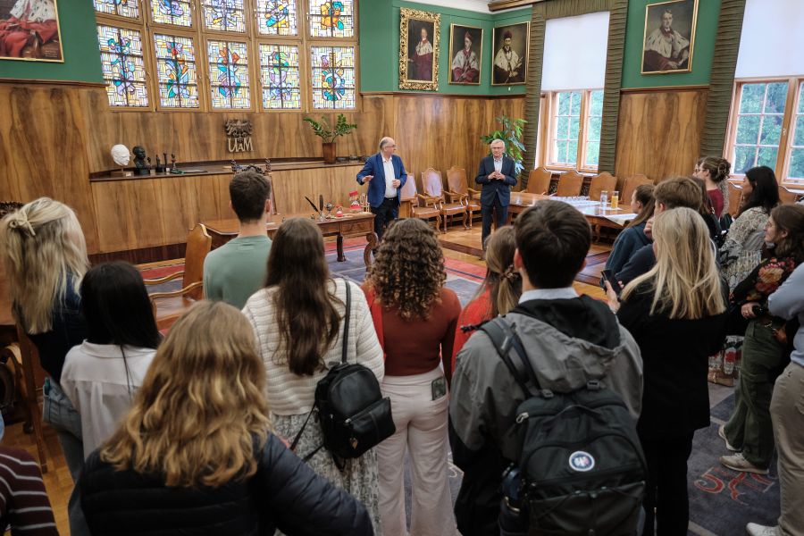 Grupa studentek i studentów słucha wypowiedzi Prorektora
