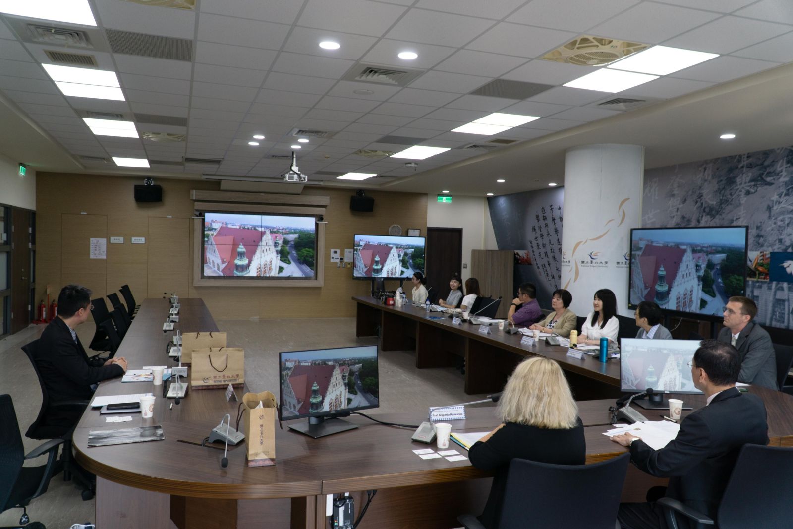 Spotkanie w sali konferencyjnej