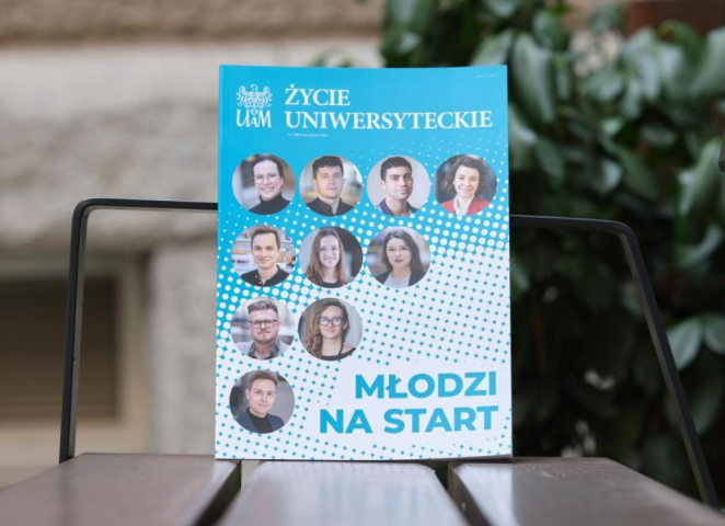 Okładka dwumiesięcznika „Życie Uniwersyteckie” (styczeń/luty 2026) z hasłem „Młodzi na start”. Na turkusowym tle widoczne są okrągłe portrety młodych osób.